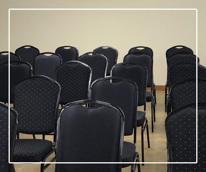 DETALHES QUE FAZEM A DIFERENÇA: CADEIRAS DE AUDITÓRIO VILLA RENTAL